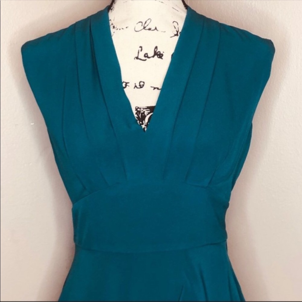 ♥️Beautiful Mod Cloth Ruffle Dress - Picture 3 of 6